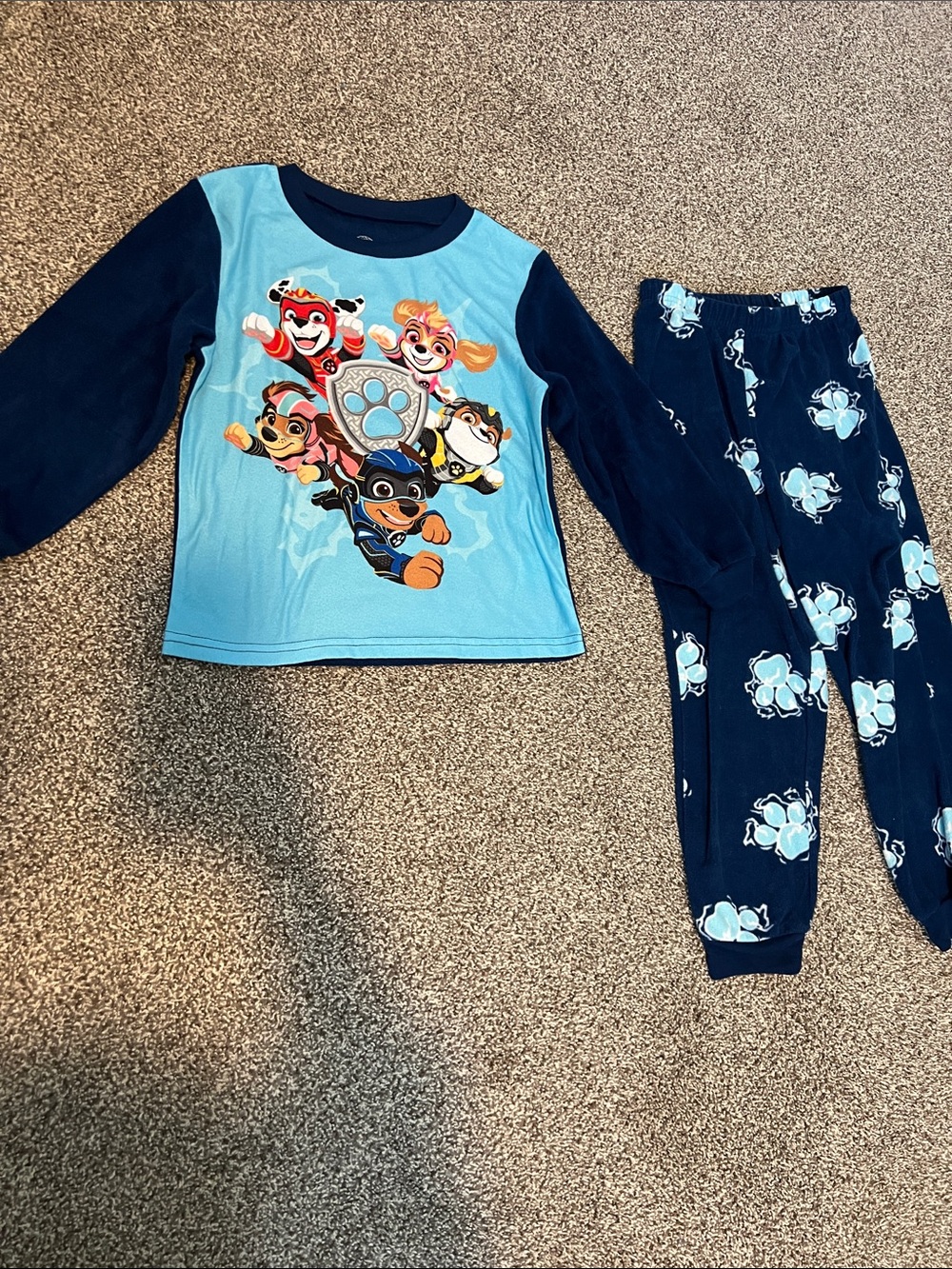Like new/hardly worn super soft boys’ 5T Paw Patrol 2-pc fleece pajama set!